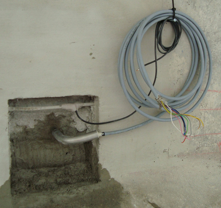 Sensoreinbau oberhalb eines Spanngliedes